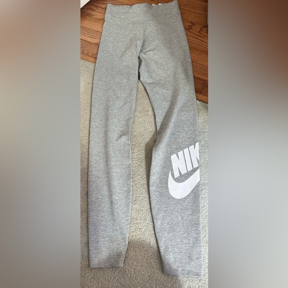 New with tags: Nike women’s tight fit, high-rise, full length leggings, size XS - Picture 1 of 7
